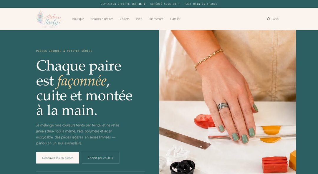Page d'accueil du site Atelier Inoly : titre « Chaque paire est façonnée, cuite et montée à la main » et photo d'un geste de façonnage en pâte polymère