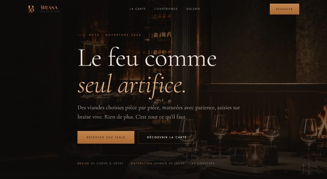 Page d'accueil du site Brasa : salle de restaurant sombre éclairée par un feu de cheminée, titre « Le feu comme seul artifice » et bouton cuivre « Réserver une table »
