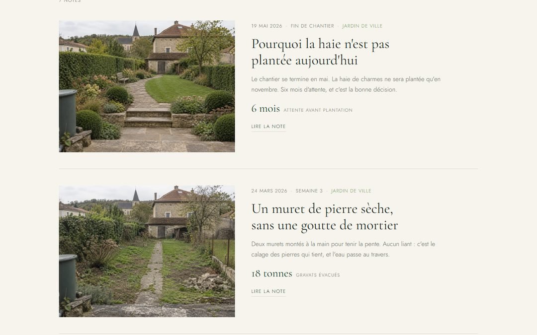 Le journal de chantier de Noverde : deux notes datées, chacune avec une photo du terrain, un titre et un chiffre mis en avant — six mois d'attente avant plantation, dix-huit tonnes de gravats évacuées