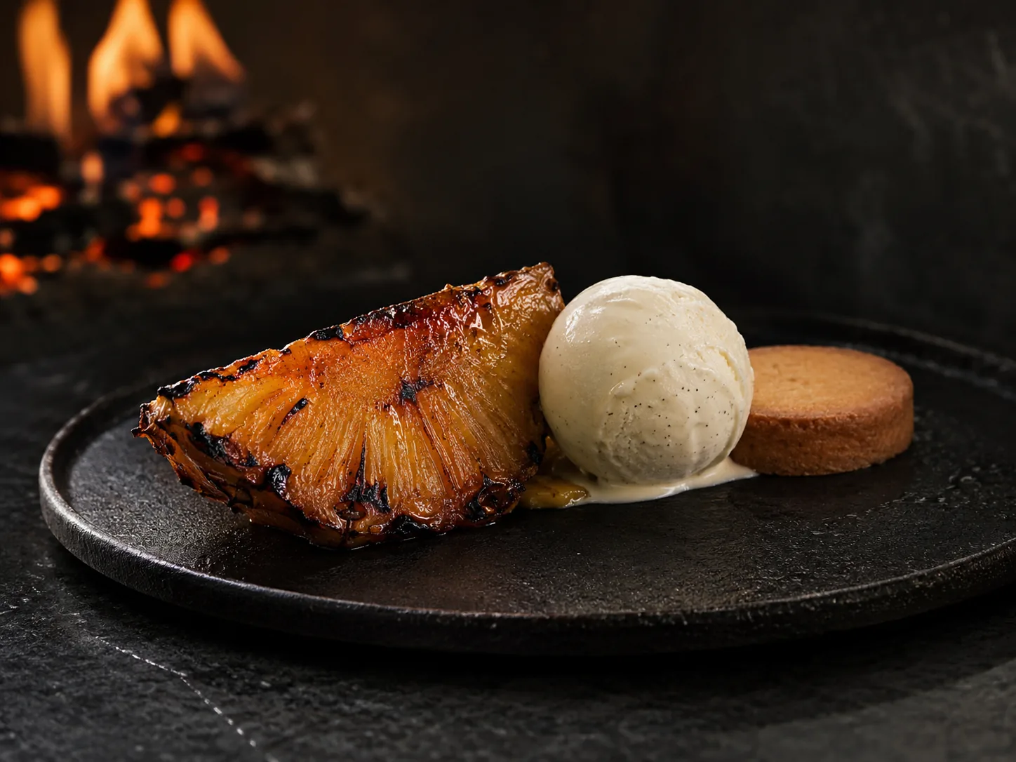 Ananas Victoria rôti à la braise, glace vanille bourbon et sablé breton