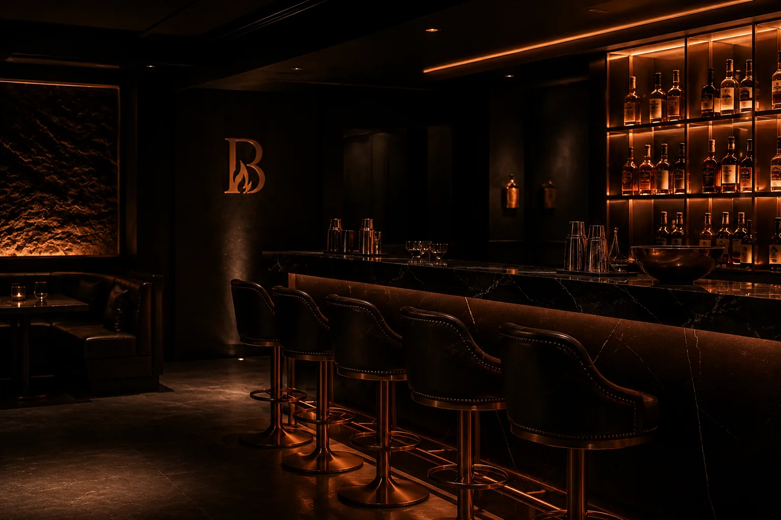 Bar lounge de BRASA : comptoir de marbre noir, tabourets cuir et cuivre