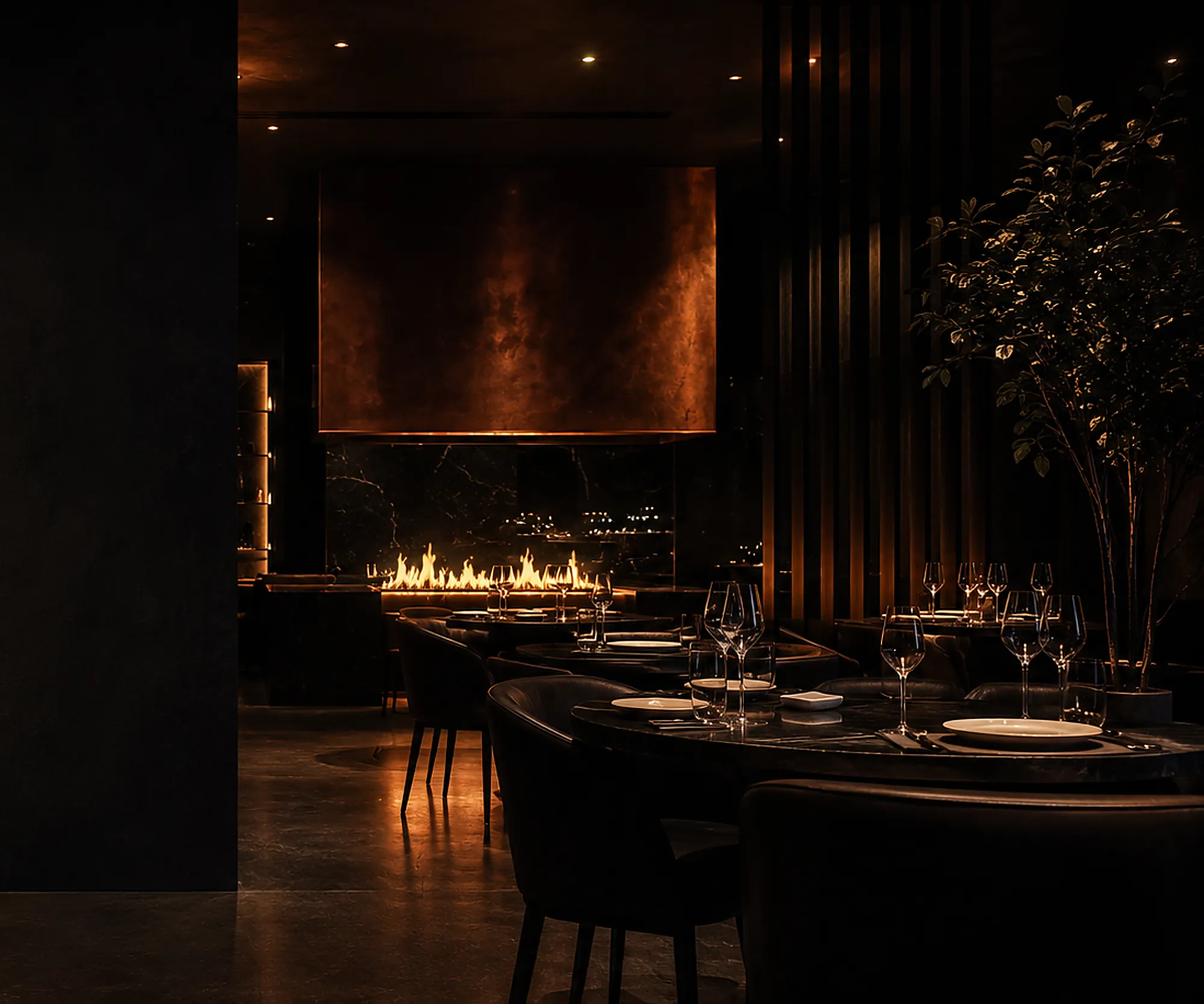 Salle de BRASA, cheminée linéaire et tables dressées
