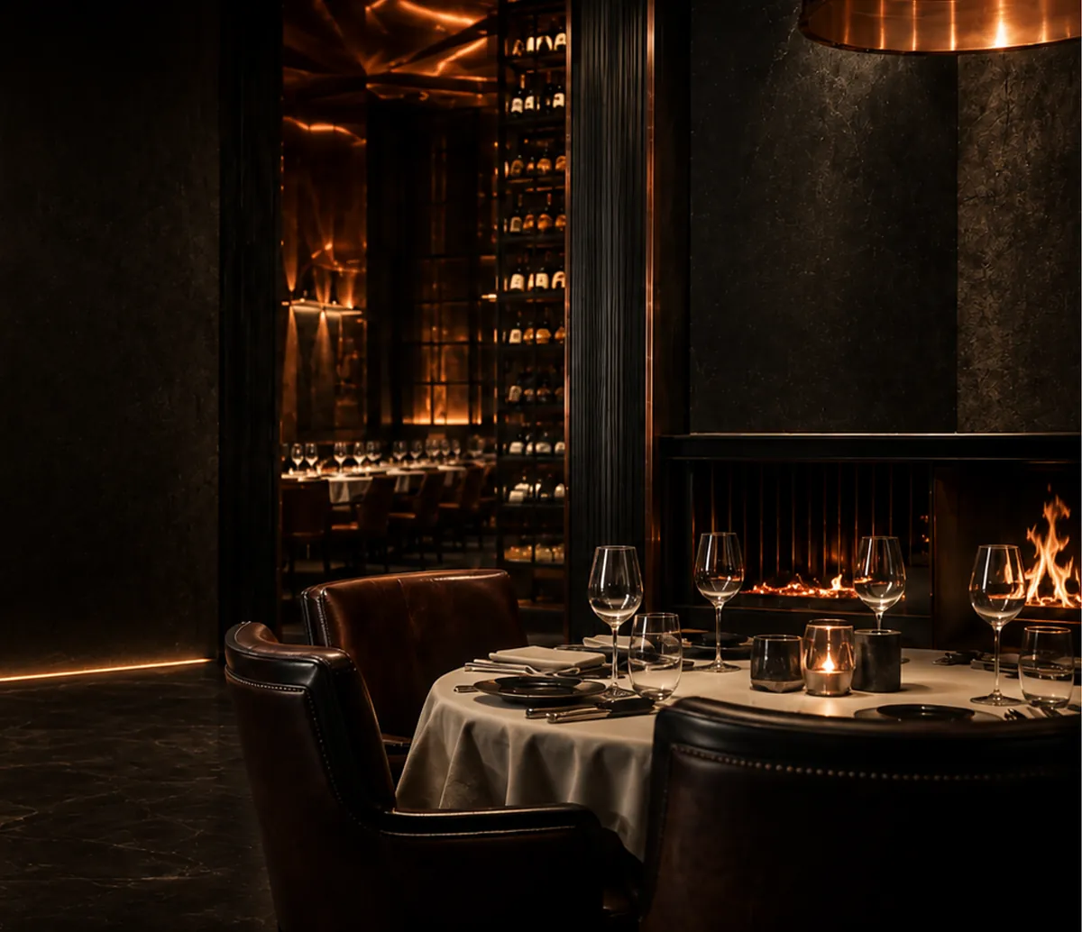 Salle du restaurant BRASA à Metz : foyer ouvert, table dressée et cave à vin