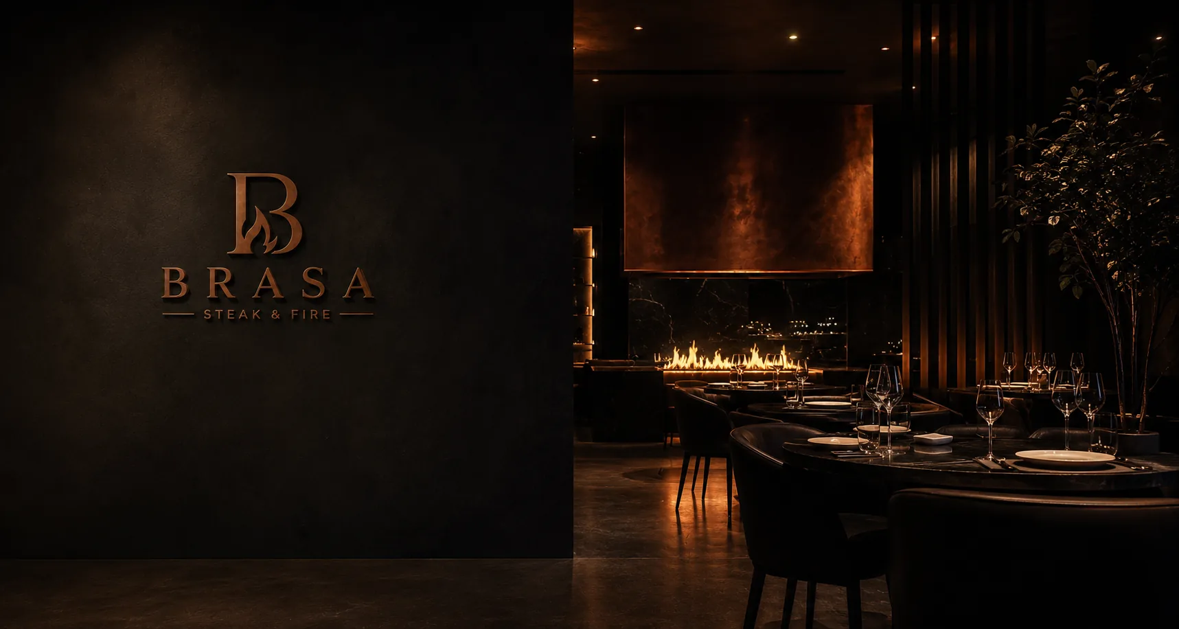 Salle du restaurant avec cheminée linéaire et banquettes