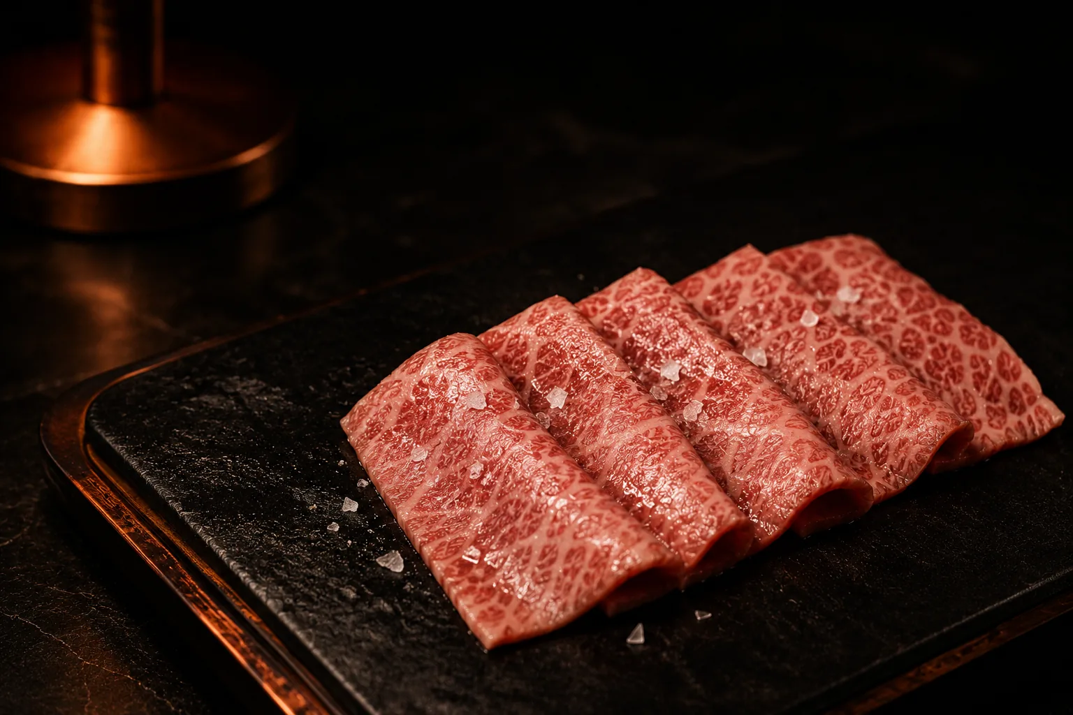 Tranches de Wagyu japonais A5 crues, persillage intense, fleur de sel
