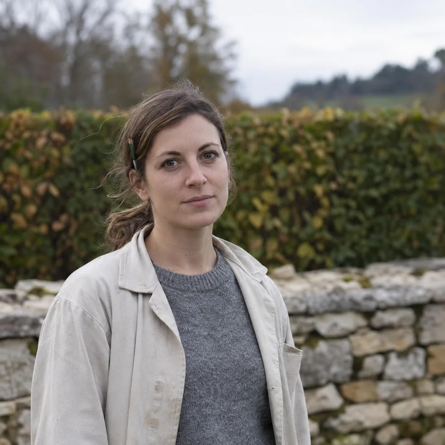 Léa Brunet, conceptrice, un crayon glissé derrière l'oreille